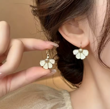 Gold Daisy Earrings